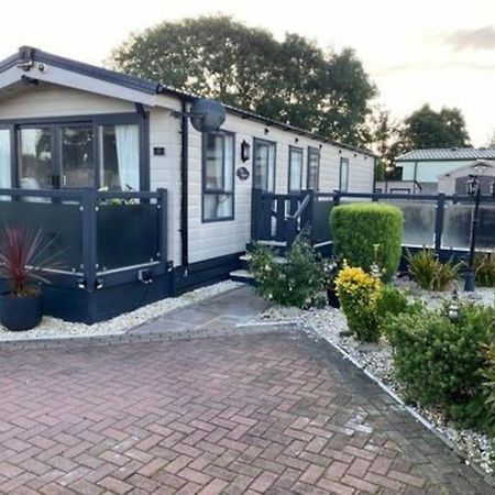 2 Bed, 2 Bath Lodge Style Caravan With Hot Tub & Private Garden At Patrington Haven Leisure Park Eksteriør bilde