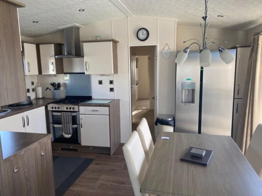 2 Bed, 2 Bath Lodge Style Caravan With Hot Tub & Private Garden At Patrington Haven Leisure Park Eksteriør bilde