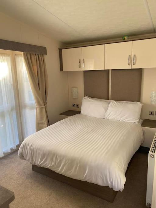 2 Bed, 2 Bath Lodge Style Caravan With Hot Tub & Private Garden At Patrington Haven Leisure Park Eksteriør bilde