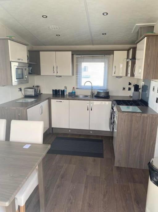 2 Bed, 2 Bath Lodge Style Caravan With Hot Tub & Private Garden At Patrington Haven Leisure Park Eksteriør bilde