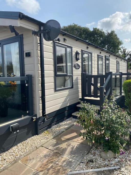 2 Bed, 2 Bath Lodge Style Caravan With Hot Tub & Private Garden At Patrington Haven Leisure Park Eksteriør bilde