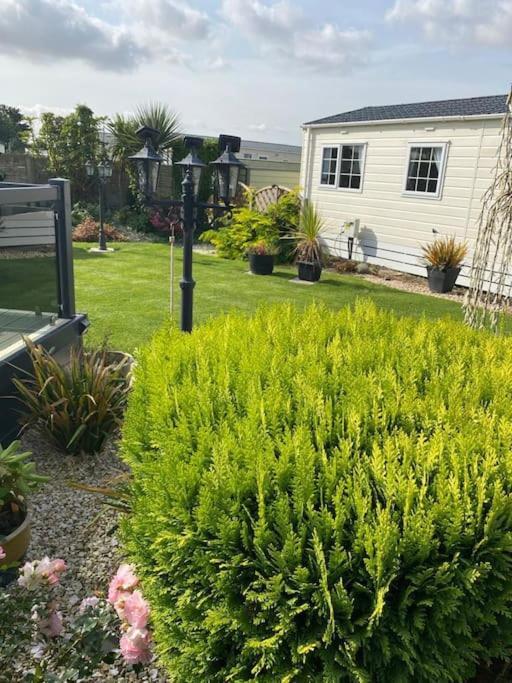 2 Bed, 2 Bath Lodge Style Caravan With Hot Tub & Private Garden At Patrington Haven Leisure Park Eksteriør bilde