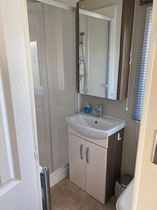 2 Bed, 2 Bath Lodge Style Caravan With Hot Tub & Private Garden At Patrington Haven Leisure Park Eksteriør bilde