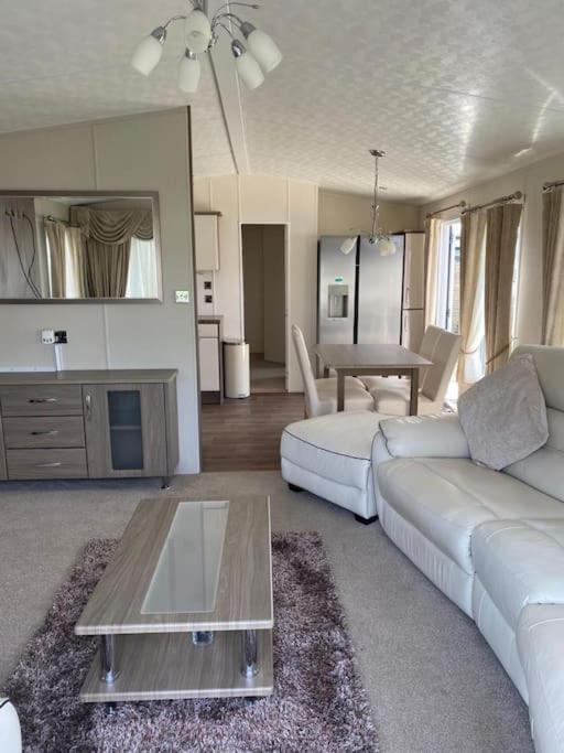 2 Bed, 2 Bath Lodge Style Caravan With Hot Tub & Private Garden At Patrington Haven Leisure Park Eksteriør bilde