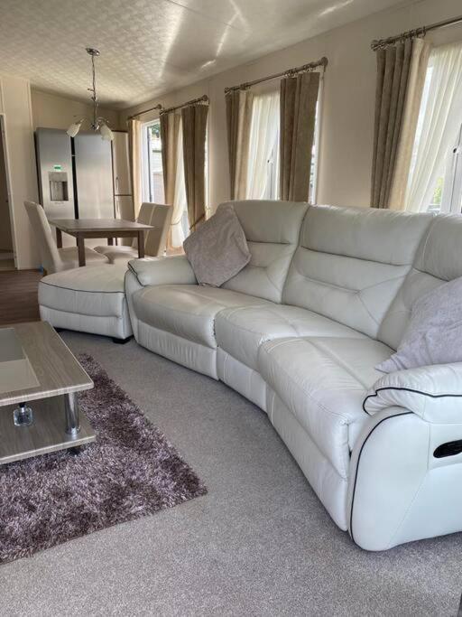 2 Bed, 2 Bath Lodge Style Caravan With Hot Tub & Private Garden At Patrington Haven Leisure Park Eksteriør bilde